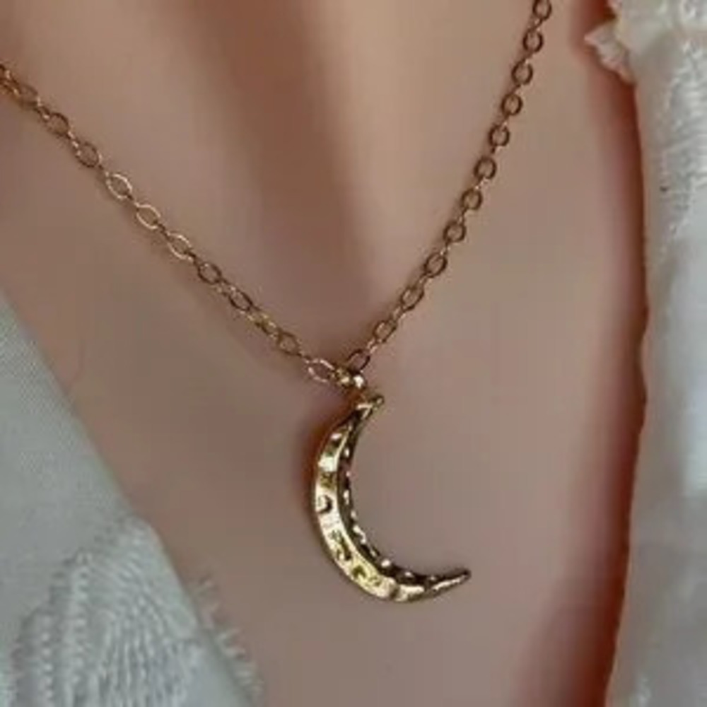 Minimalist Moon Pendant Necklace ??